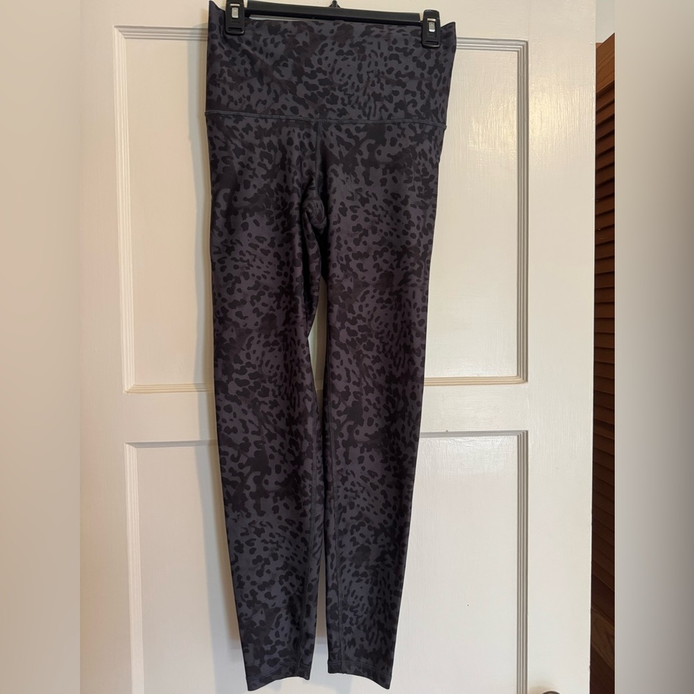 Old Navy Powersoft Animal Print Workout Leggings (size M)